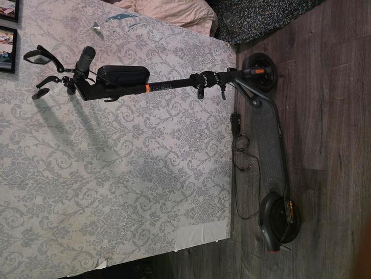 Ninebot segway f2 step lijkt net nieuw en heeft ook oplader, Fietsen en Brommers, Steps, Gebruikt, Elektrische step (E-scooter)