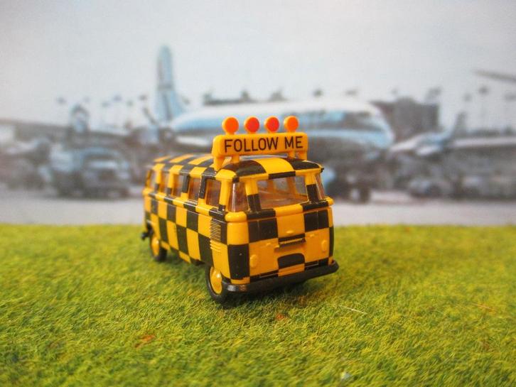 1959 Volkswagen T1 Bus - FOLLOW ME luchthaven taxi-voertuig, Hobby en Vrije tijd, Modelauto's | 1:87, Zo goed als nieuw, Bus of Vrachtwagen