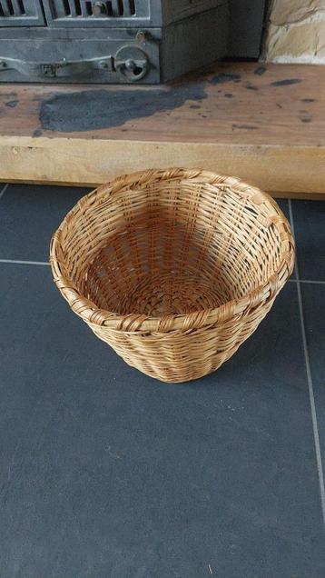 Ronde mand in goede staat 18 cm hoog 29 cm diameter beschikbaar voor biedingen