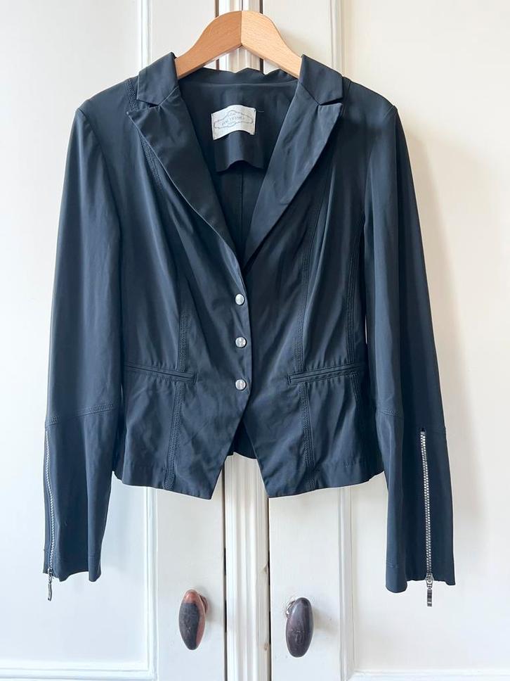 Jane Lushka jasje travelstof zwart, maat L/40, Kleding | Dames, Jasjes, Kostuums en Pakken, Zo goed als nieuw, Jasje, Maat 38/40 (M)