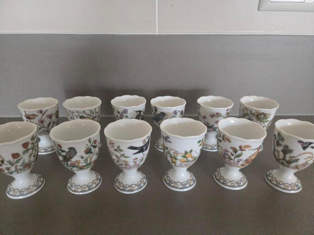 12 eierdopjes van hutschenreuther. Maanden van het jaar., Ophalen of Verzenden, Zo goed als nieuw, Porselein