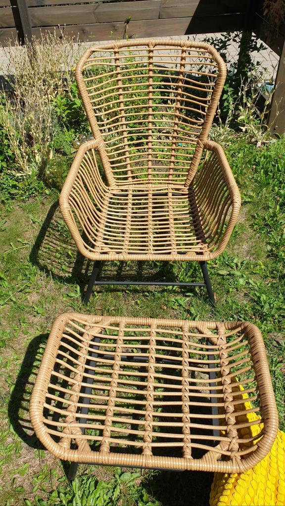 Rotan stoel met voetenbank, Huis en Inrichting, Fauteuils, Zo goed als nieuw, Metaal, Riet of Rotan, 50 tot 75 cm, Minder dan 75 cm