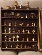 Wandvitrinekastje incl. 36 koper-(kleurige) miniaturen, Ophalen of Verzenden, Gebruikt, Vintage - oud, Met deur(en)