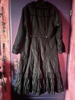 Mooie a-lijn mantel met ruches en versiering 42/44 nu 49,99€, Kleding | Dames, Jassen | Winter, Zwart, Maat 42/44 (L), Ophalen of Verzenden