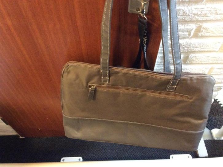 laptop tas, Computers en Software, Laptoptassen, Zo goed als nieuw, Schoudertas, 17 inch of meer, Ophalen