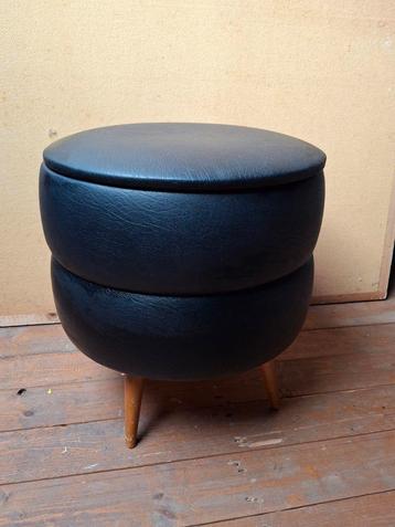 Zwart skai vintage poef beschikbaar voor biedingen