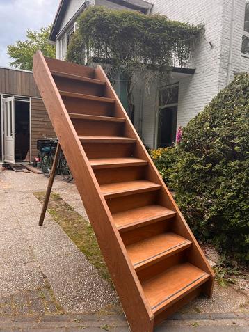 Tropisch hardhout trap, recht + 60cm links. Super netjes. beschikbaar voor biedingen