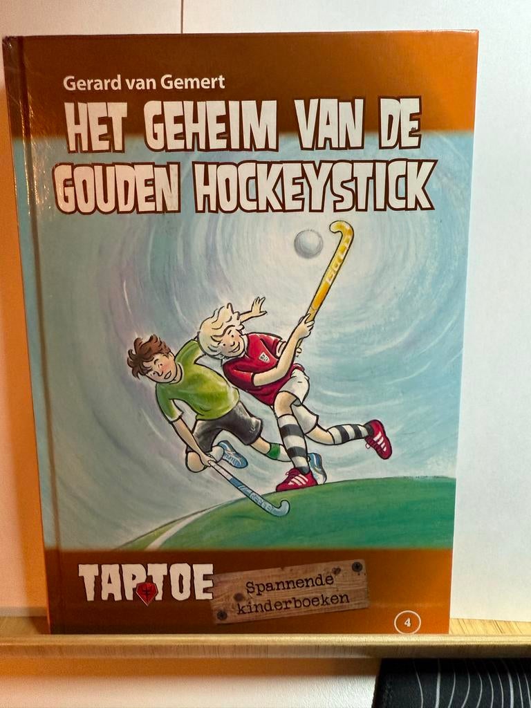 Het geheim van de gouden hockeystick - Taptoe serie, Boeken, Ophalen of Verzenden, Zo goed als nieuw, Fictie algemeen
