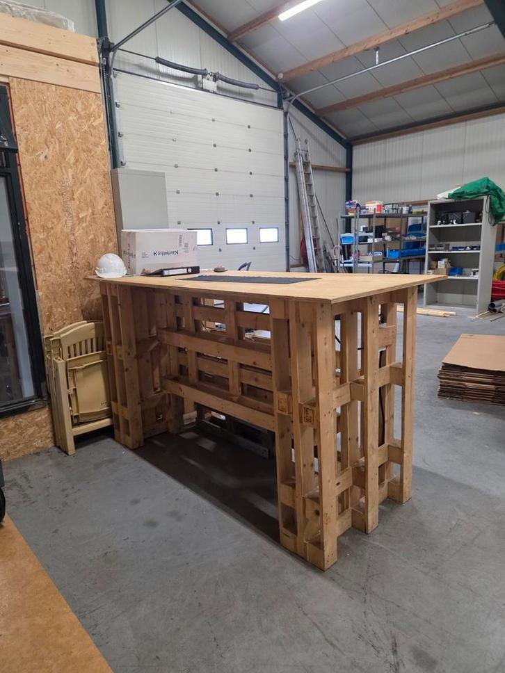 Stoere pallet bar / statafel – met stroomvoorziening, Huis en Inrichting, Barren, Zo goed als nieuw, Ophalen