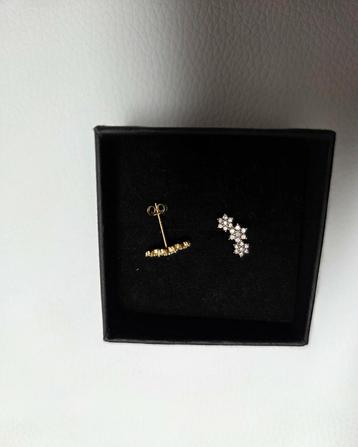 Studs Oorknopjes Triple Flower van Anna + Nina Goudkleurig beschikbaar voor biedingen