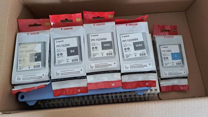 Canon cartridges 5x nieuw PFI-102BK, PFI-MBK, PFI-102C €185, Computers en Software, Printerbenodigdheden, Nieuw, Cartridge, Ophalen of Verzenden