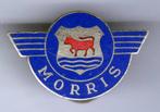 Morris auto email op zilverkl. knoopsgat speld ( C_037 ), Verzamelen, Speldjes, Pins en Buttons, Verzenden, Zo goed als nieuw