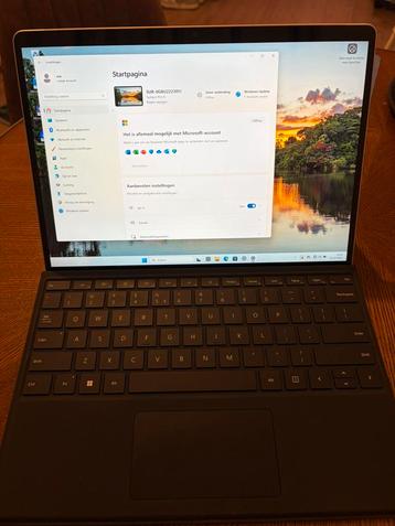 Microsoft Surface Pro 8 11th Gn Intel i5 8GB RAM / 256GB SSD beschikbaar voor biedingen