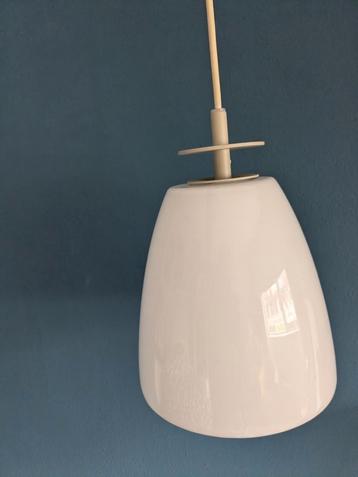 Twee witte lampjes van wit glas beschikbaar voor biedingen