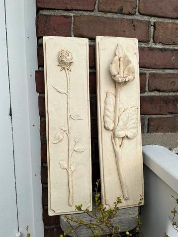 Twee muurhangers v gips met aronskelk en roos. Muurdecoratie beschikbaar voor biedingen