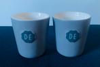 2 Lichtgrijze mokjes van DE (Douwe Egberts). Hoogte 8 cm., Ophalen of Verzenden, Zo goed als nieuw, Overige stijlen, Kop(pen) en/of Schotel(s)