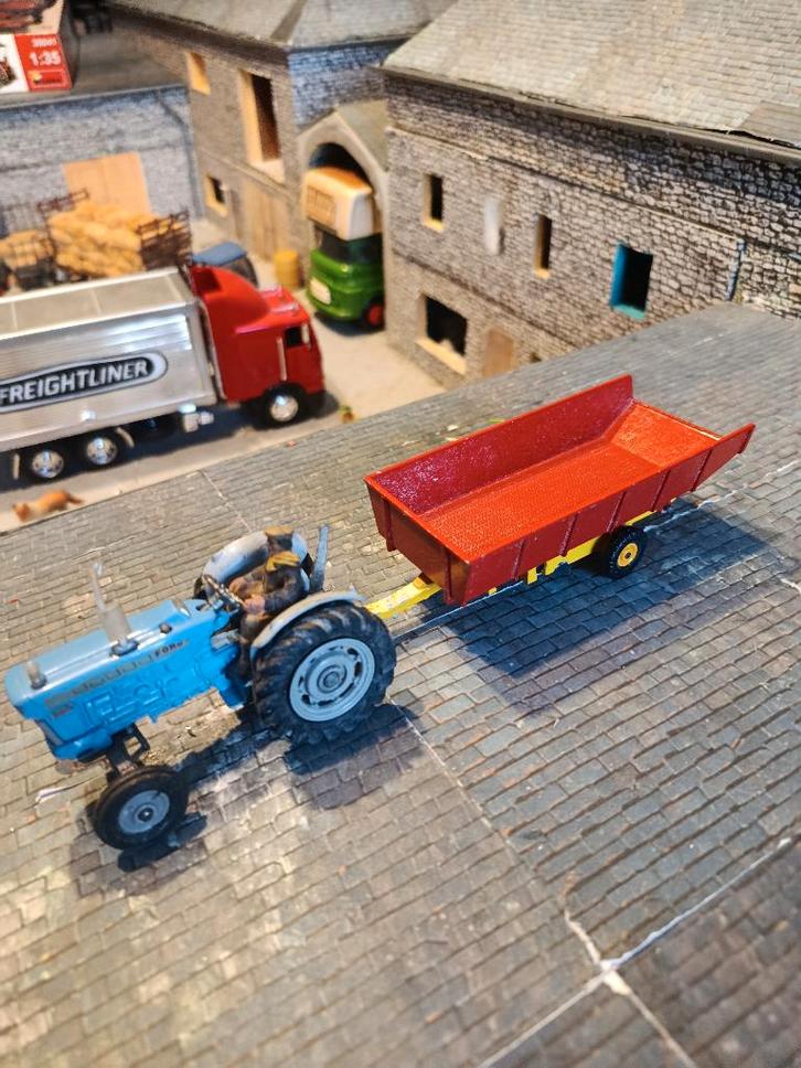 Ford 5000 Corgi met chauffeur + Matchbox-aanhanger, Hobby en Vrije tijd, Modelauto's | 1:32, Gebruikt, Tractor of Landbouw, Corgi