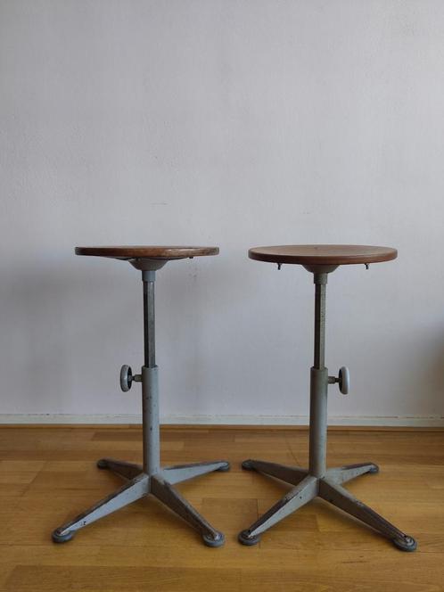 2x kruk Ahrend de Cirkel Friso Kramer krukje hout metaal, Huis en Inrichting, Krukjes, Gebruikt, Hout, In hoogte verstelbaar, Ophalen of Verzenden