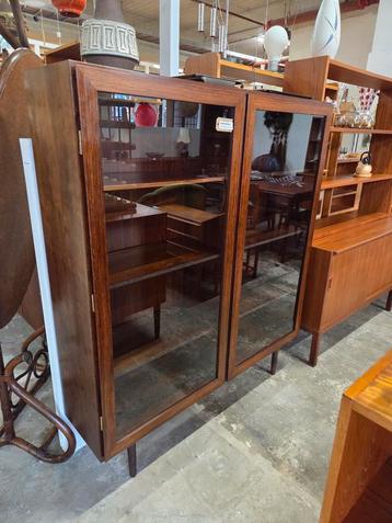 Vintage vitrinekast palisander uit Denemarken  beschikbaar voor biedingen