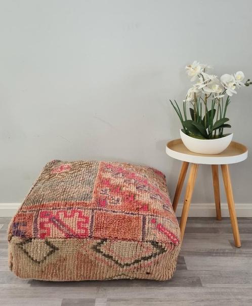Vintage berber poef, marokkaanse zitkussen roze, Huis en Inrichting, Banken | Voetenbanken en Poefen, Nieuw, 50 tot 75 cm, 50 tot 75 cm