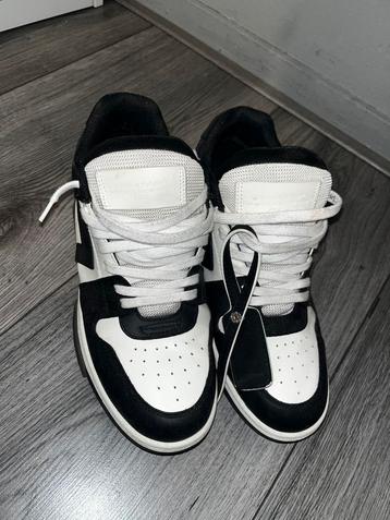 Off White beschikbaar voor biedingen