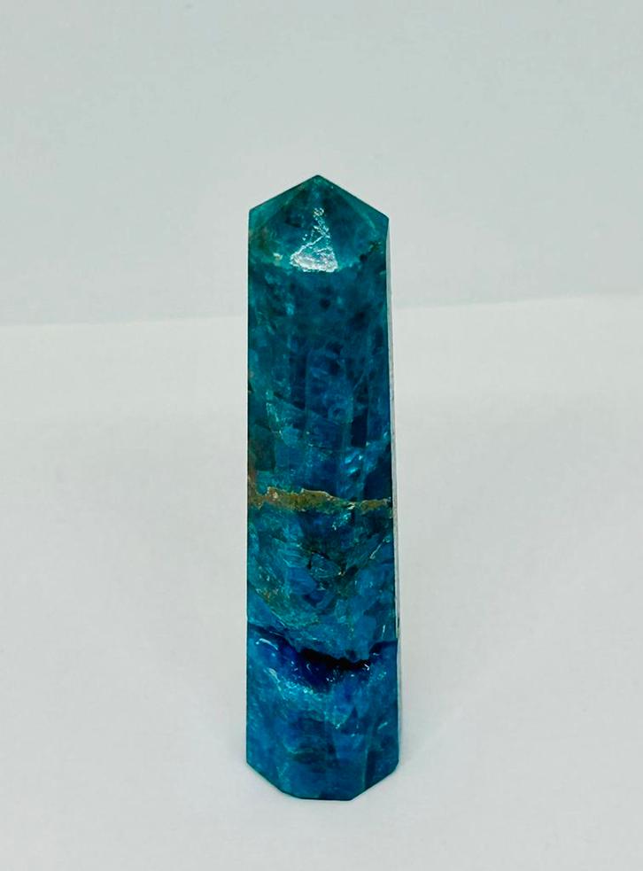 Zeskant Blauwe Apatiet Obelisk van 9x2cm, zie info en foto’s, Verzamelen, Mineralen en Fossielen, Mineraal, Ophalen of Verzenden