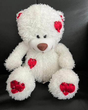 Witte teddybeer knuffel pluche beer met rode hartjes beschikbaar voor biedingen