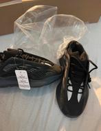 Yeezy 700 V3 Dark Glow - Nieuw!, Kleding | Dames, Schoenen, Ophalen of Verzenden, Nieuw, Zwart, Sneakers of Gympen