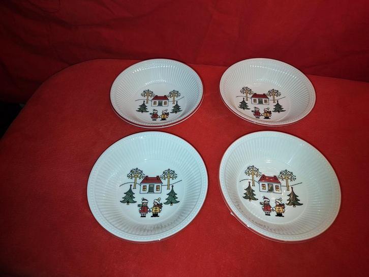 Kerst Wedgwood Windsor Christmas 4 Nieuwe Compote Schaal Pap, Huis en Inrichting, Keuken | Servies, Nieuw, Schaal of Schalen, Wedgwood