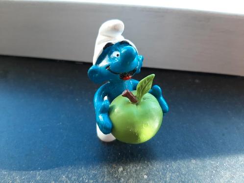 Smurf met groene appel 20160 De Smurfen, Verzamelen, Smurfen, Ophalen of Verzenden