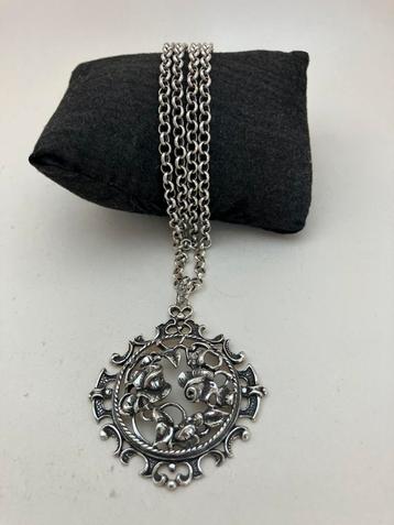 Antieke hanger aan lange jasseron beschikbaar voor biedingen