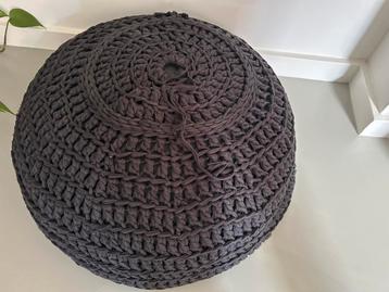 Gebreide poef beschikbaar voor biedingen