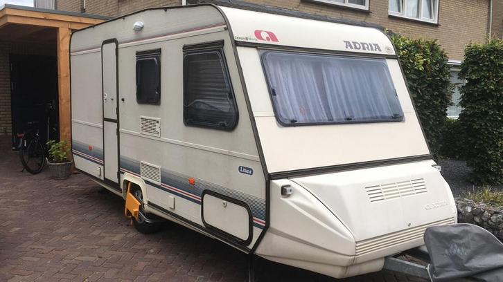 Adria caravan met voortent en lichtgewicht stokken, Caravans en Kamperen, Caravans, Particulier, tot en met 4, 750 - 1000 kg, Rondzit