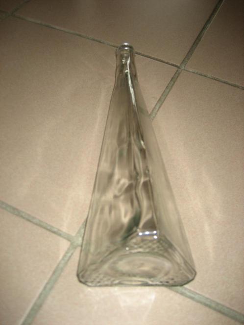 Fles vaas glas transparant driehoekig mooi voor bloem tak bv, Huis en Inrichting, Woonaccessoires | Vazen, Zo goed als nieuw, Minder dan 50 cm