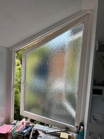 Raam kozijn op maat met getrommeld glas voor badkamer beschikbaar voor biedingen