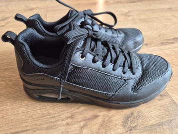 Sch137 - Nauwelijks gedragen zwarte Skechers maat 40 (1) beschikbaar voor biedingen