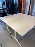 Twee witte bureautafels, Ophalen