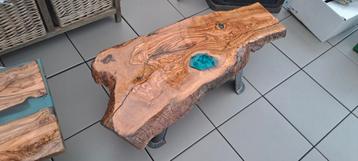 Olijfhouten plank met epoxy voor eventueel kapstuk wandplank beschikbaar voor biedingen