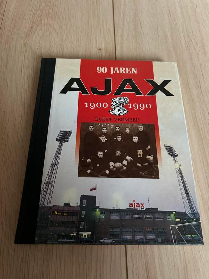 Ajax 90 Jaar Jubileumboek + Extra's, Boeken, Sportboeken, Gelezen, Balsport, Ophalen of Verzenden