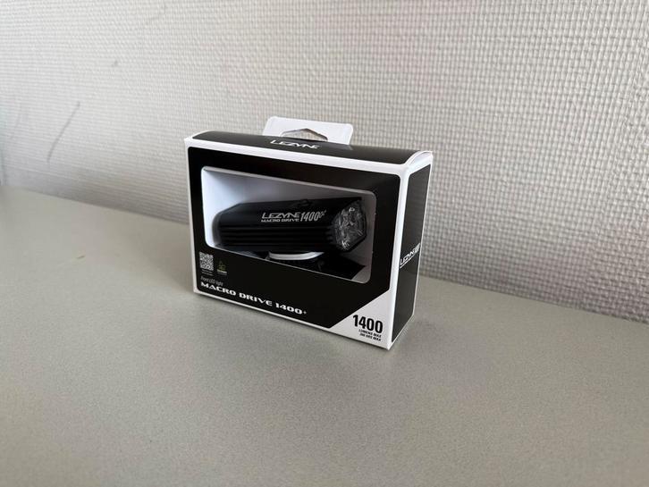 Lezyne Macro Drive 1400+ Fietslamp / Koplamp - Nieuw, Fietsen en Brommers, Fietsaccessoires | Overige Fietsaccessoires, Nieuw
