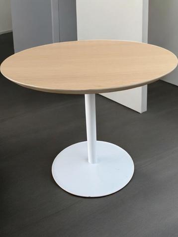 Ronde tafel blad van eikenfineer en een witte trompetvoet. beschikbaar voor biedingen