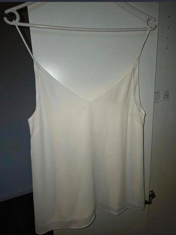 Nieuw! Elegante witte H&M V-hals top beschikbaar voor biedingen