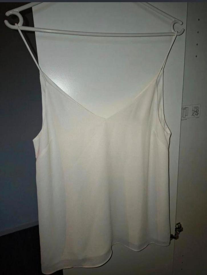 Nieuw! Elegante witte H&M V-hals top, Kleding | Dames, Tops, Nieuw, Maat 34 (XS) of kleiner, Wit, Zonder mouw, Ophalen of Verzenden