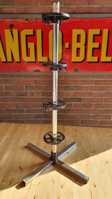 Velgenboom / bandenstandaard voor 4 wielen (tot 22 inch) beschikbaar voor biedingen
