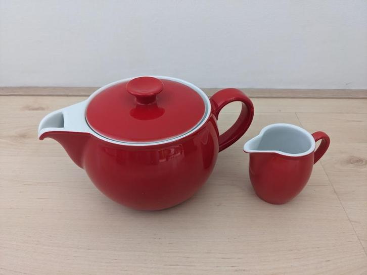 Dibbern Solid Color Theepot en melkkannetje - rood, Huis en Inrichting, Keuken | Servies, Zo goed als nieuw, Overige typen, Overige stijlen