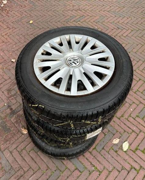 4x winterbanden op velg met VW wieldoppen, Auto-onderdelen, Banden en Velgen, Band(en), Winterbanden, 15 inch, 195 mm, Personenwagen