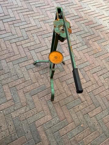 Vintage handbediende pers beschikbaar voor biedingen