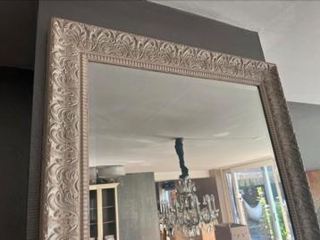 Decoratieve spiegel beschikbaar voor biedingen