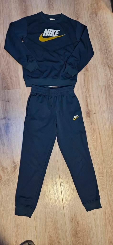 Trainingspak Nike jongens in maat 137, Kinderen en Baby's, Kinderkleding | Schoenen en Sokken, Zo goed als nieuw, Jongen, Ophalen of Verzenden