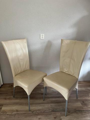 2 eetkamerstoelen leer beschikbaar voor biedingen